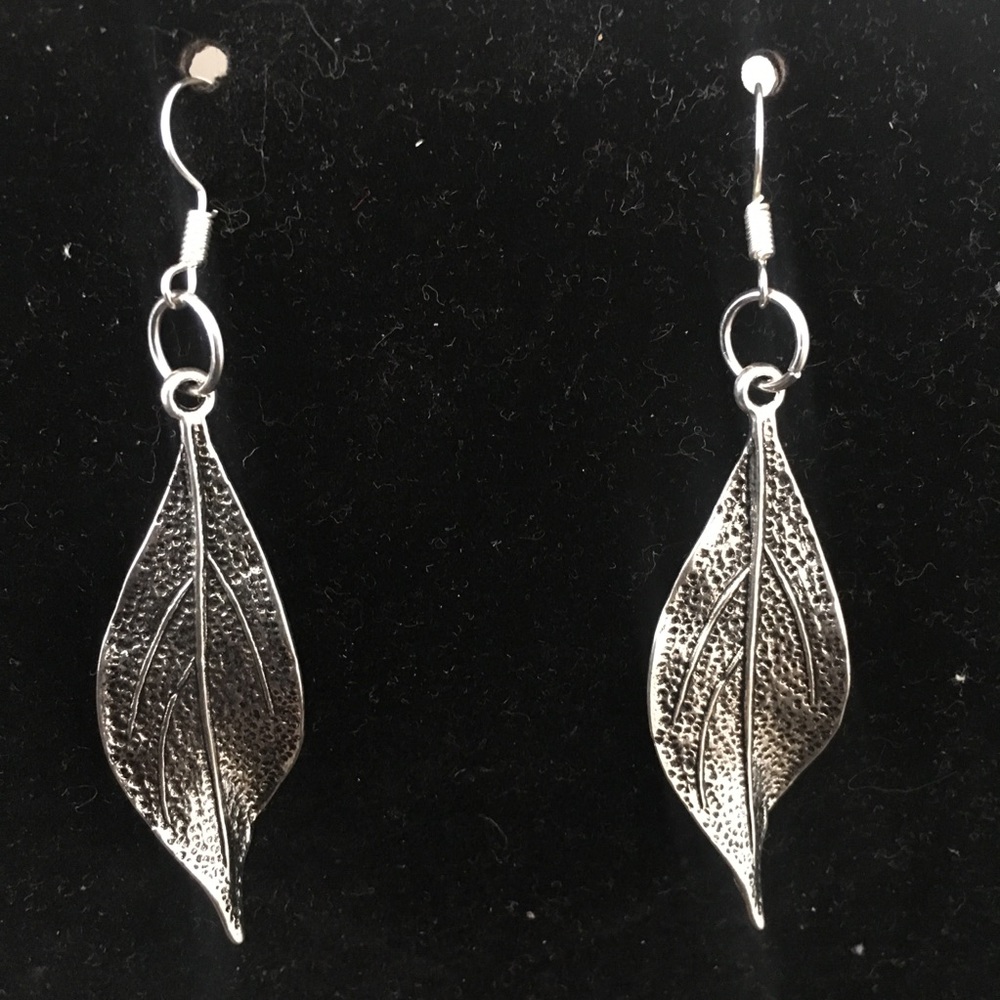Realistic look silver leaf earring